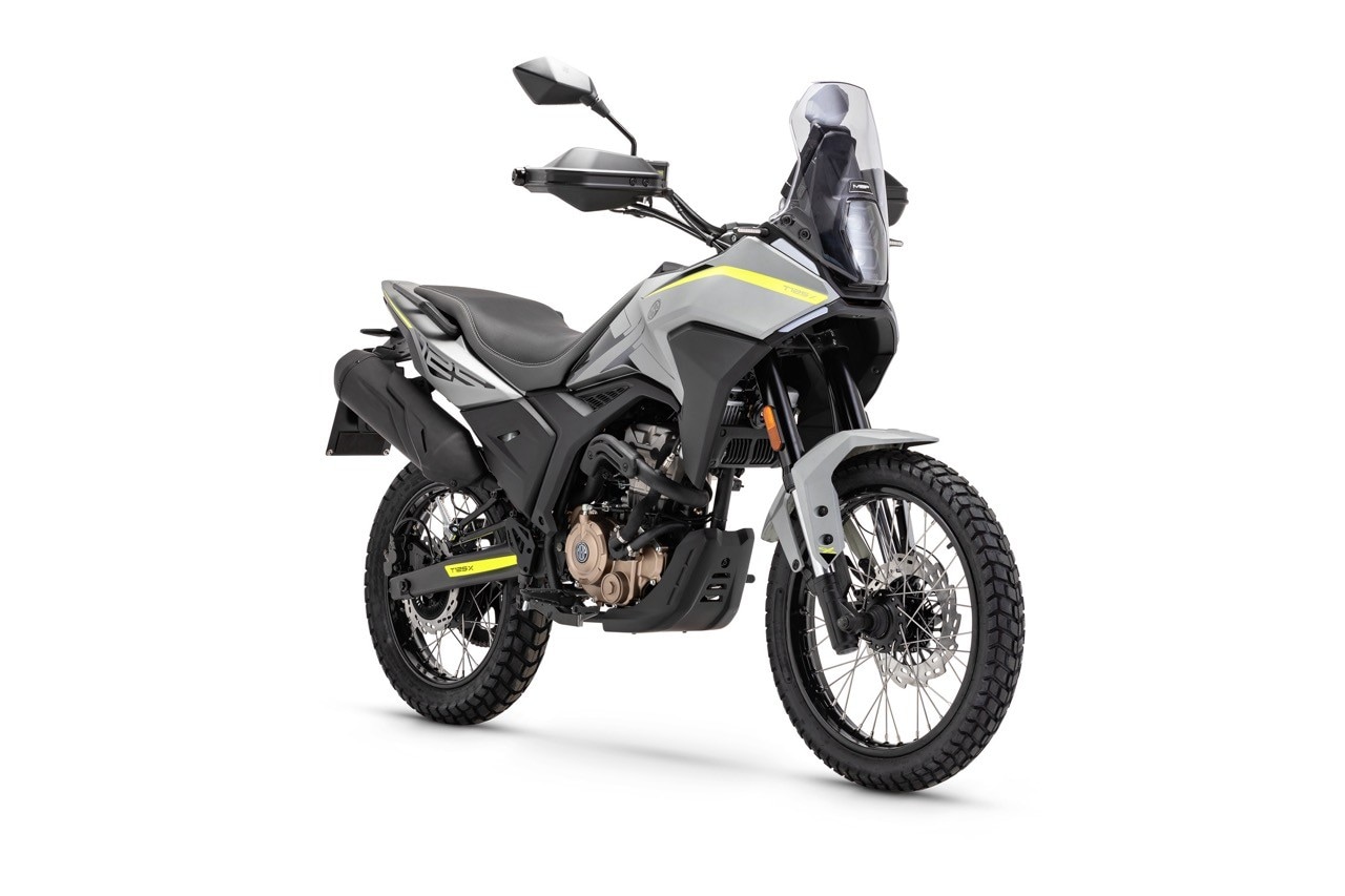 <div class='descrGalleryTitle'>T125X</div><div class='descrGalleryText'><p>Lei invece è la minore della <b>famiglia crossover MBP</b>. Monocilindrica raffreddata a liquido con cambio a 6 marce, ruote sempre da 19 e 17, forcella da 180 mm di corsa. Qui la costruzione è più semplice: il forcellone è uno scatolato in ferro, l’impianto frenante anteriore ha un disco singolo da 265 mm. Il peso è di <b>140 kg a secco</b>.</p>
</div>